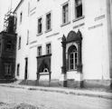 Zamek - fragment z dawn przejazdow i izdebka straznicza z oknem kamstwa - zdjcie z okresu 1950 - 1970